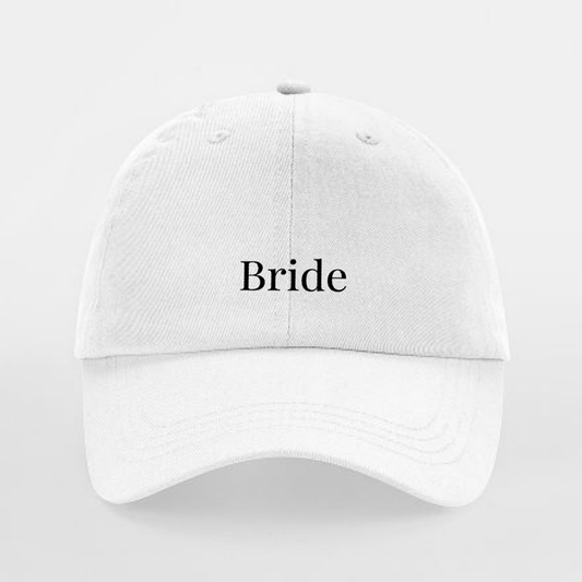 Weiße Vintage Cap mit schwarzer Stickerei „Bride“ – Bridal Hat & Bachelorette Accessoire, perfektes Geschenk für Bräute – Adept Studios