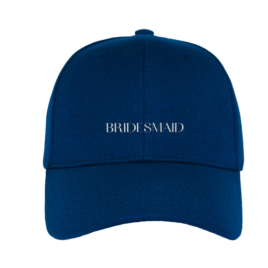 Navy Blue Cap mit weißer Stickerei „Bridesmaid“ – Bridal Party Hat & Geschenkidee für Brautjungfern – Adept Studios