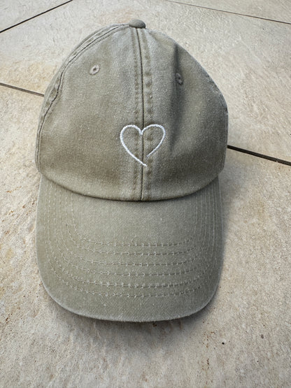Grüne Vintage Cap mit Ton-in-Ton Herz-Stickerei – Adept Studios