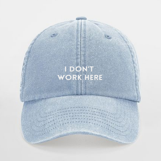 Hellblaue Vintage Cap mit weißer Stickerei „I don’t work here“ – Statement Hat – Adept Studios
