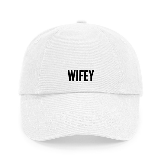 Weiße Vintage Cap mit schwarzer Stickerei „WIFEY“ – Bridal & Wedding Statement Hat, Geschenkidee für Ehefrauen & Bride-to-be – Adept Studios